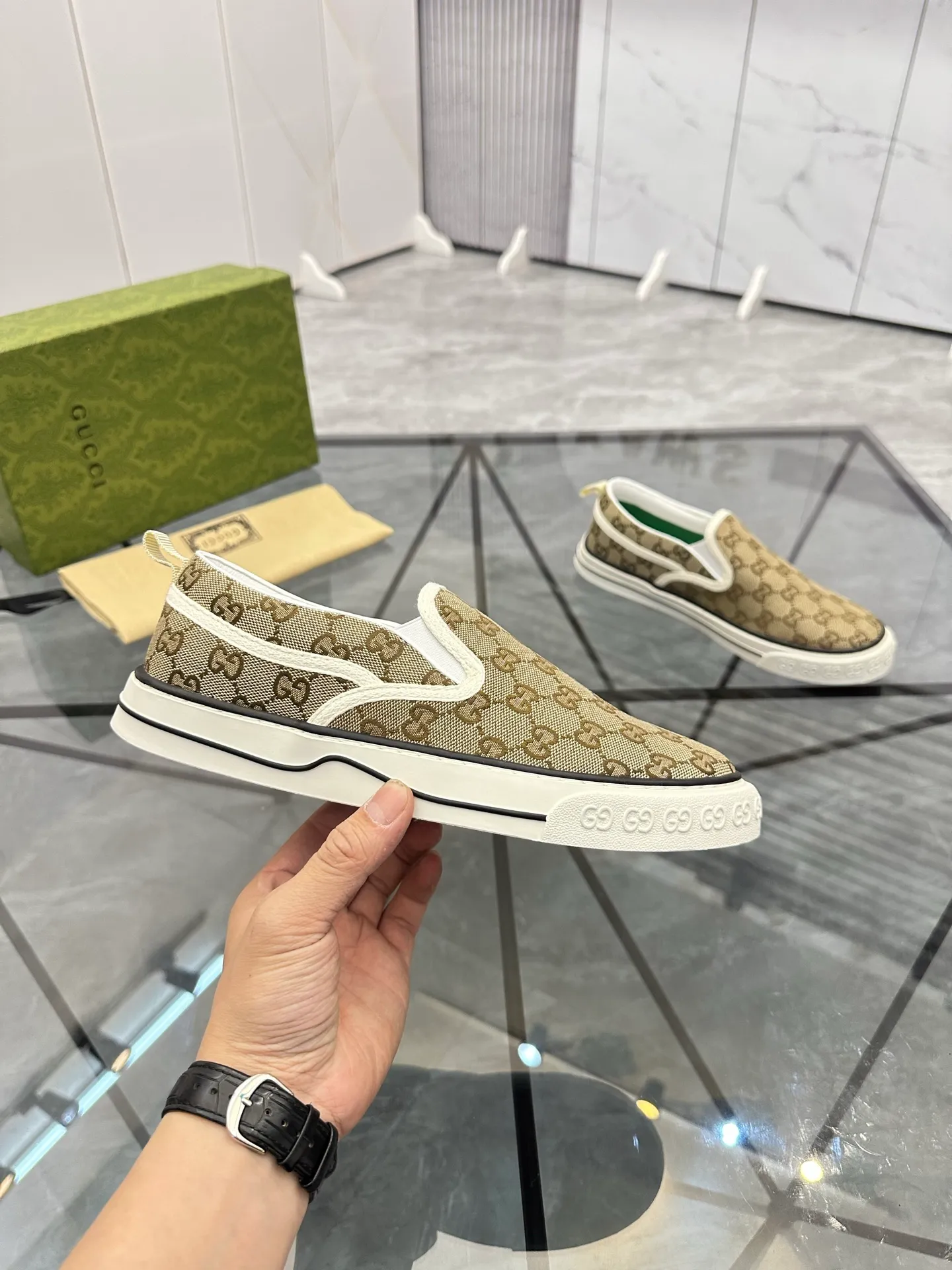 Men's shoes: 💰P360¥ Product trademark: Gucci* "Gucci*" slip-on Regular size: 38-44 (can be customized to 45.46.) Product materials: Original material from the upper counter, breathable lining, original outsole. Number: 661